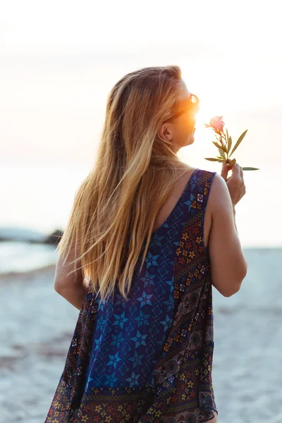 Young Woman Smelling Flower Beach Enjoying Sunset — Stock Photo, Image