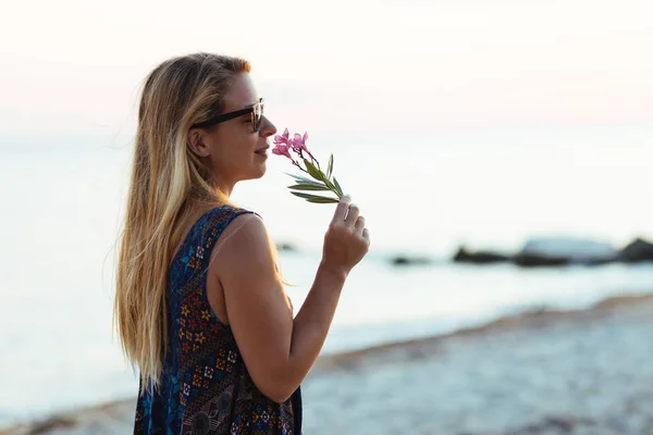 Young Woman Smelling Flower Beach Enjoying Sunset — Stock Photo, Image