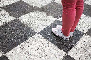 Satranç tahtasında duran insan bacaklı kavram