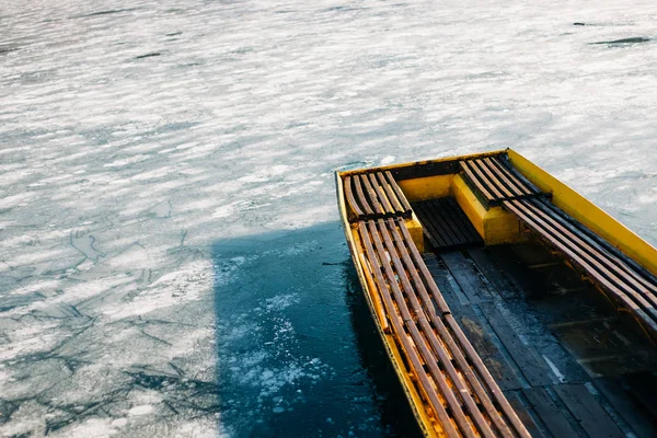 冬日里在冰封的湖中划船 — 图库照片