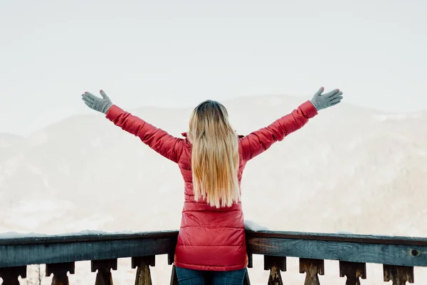Woman Standing Her Hands Raised Facing Mountains Winter Time — Stock Photo, Image