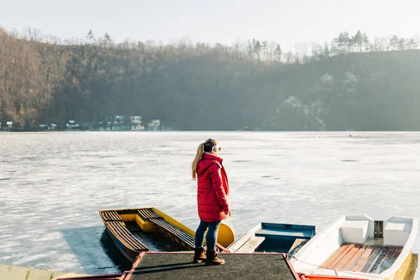 Молодая Женщина Стоящая Пирсе Замёрзшего Озера Зимой — стоковое фото