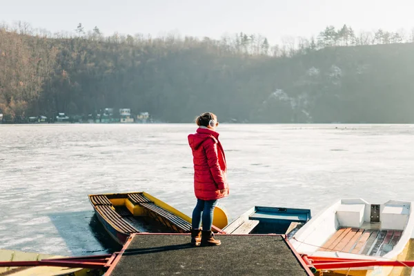 Mujer Joven Pie Muelle Lago Congelado Invierno — Foto de Stock
