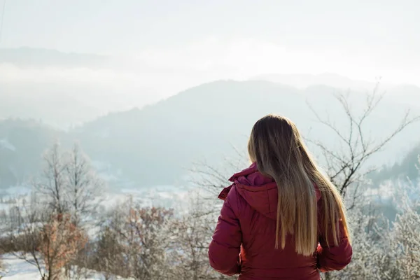 Молодая Женщина Зимой Смотрит Горы — стоковое фото