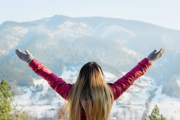 Mujer Pie Con Las Manos Levantadas Frente Las Montañas Invierno — Foto de Stock