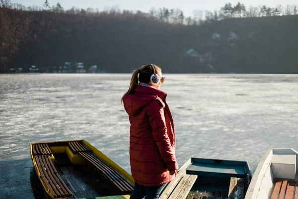 Молодая Женщина Стоящая Пирсе Замёрзшего Озера Зимой — стоковое фото