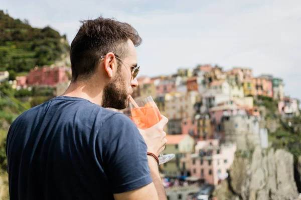 Joven Bebiendo Cóctel Pueblo Cinque Terre Italia — Foto de Stock