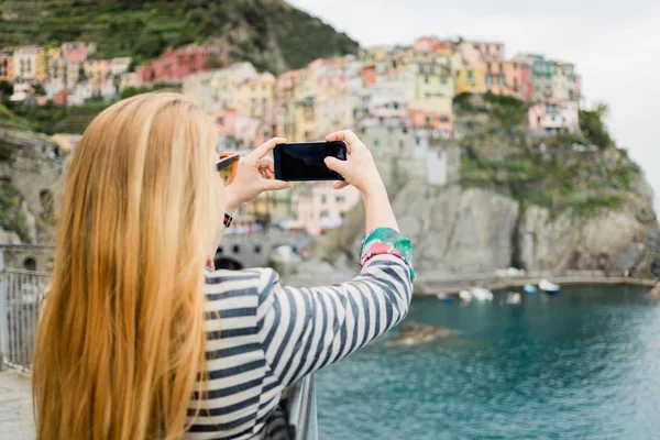 Mujer Joven Tomando Una Foto Del Pueblo Cinque Terre Italia — Foto de Stock