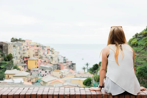 Young Woman Enjoying Panorama View Village Cinque Terre Sea — Stock Photo, Image