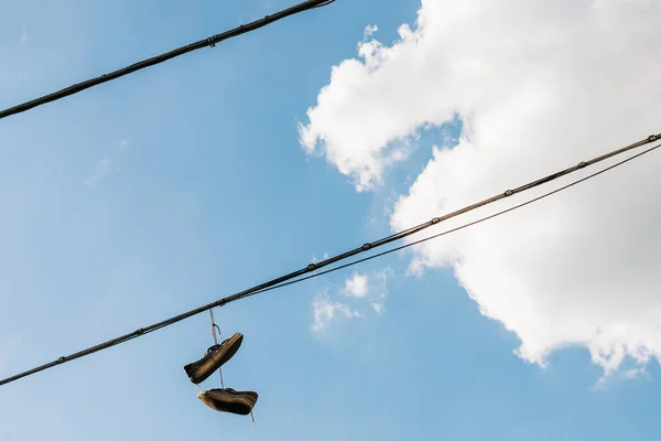 Vieilles Chaussures Suspendues Par Les Lacets Dans Ciel — Photo