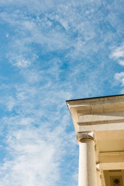 İtalya, Trieste 'de mavi gökyüzü olan eski İtalyan binasının bir parçası.