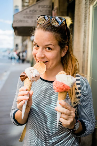 Young Woman Holding Two Ice Creams Street — Stock Photo, Image