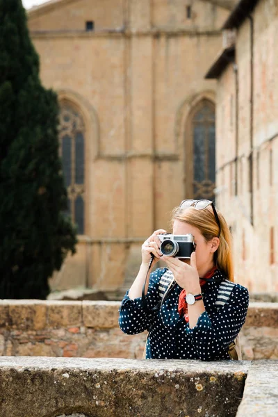 Jovem Mulher Tirando Uma Foto Câmera Analógica Uma Antiga Cidade — Fotografia de Stock