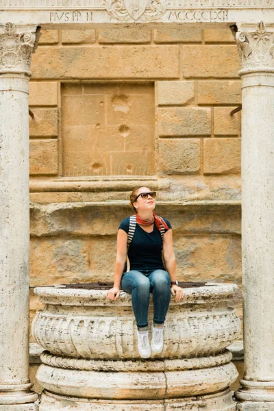 Young Woman Sitting Well Old Town Pienza Tuscany Italy — Stock Photo, Image