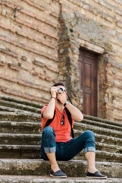 Young Male Traveler Sitting Steps Old Town Tuscany Taking Photo — Stock Photo, Image