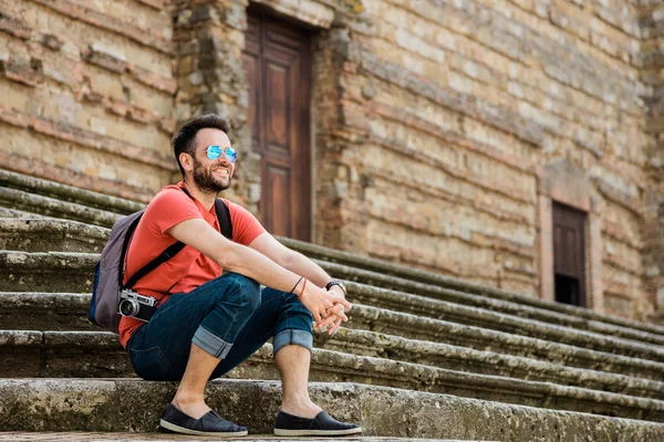 Young Male Traveler Sitting Steps Old Town Tuscany Italy — Stock Photo, Image
