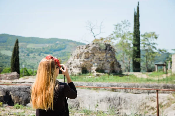 Young Female Traveler Taking Photo Ancient Ruins Tuscany Italy — Stock Photo, Image