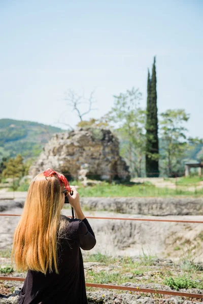 Young Female Traveler Taking Photo Ancient Ruins Tuscany Italy — Stock Photo, Image