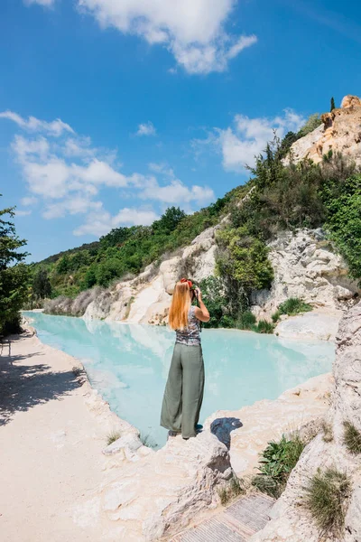 Young Female Traveler Enjoying Natural Turquoise Pools Bagno Vignoni Spa — Stock Photo, Image