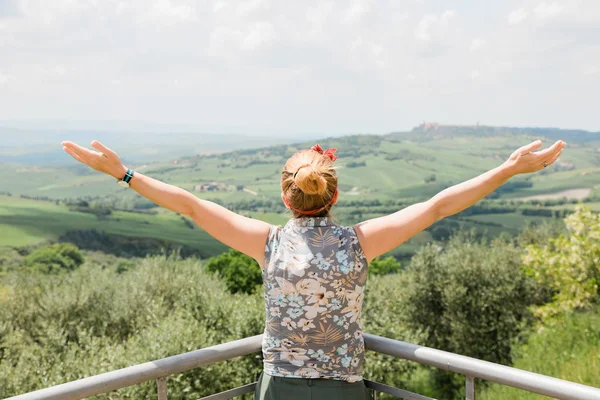 Young Woman Standing Her Arms Stretched Enjoying View Tuscany Landscape — Stock Photo, Image