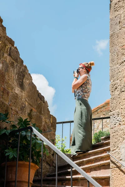 Young Female Traveler Taking Photo Old Town Tuscany Italy — Stock Photo, Image