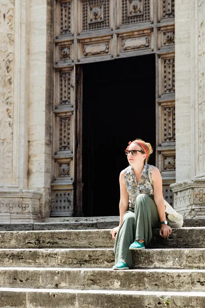 Young Female Traveler Sitting Church Steps Old Town Tuscany Italy — Stock Photo, Image