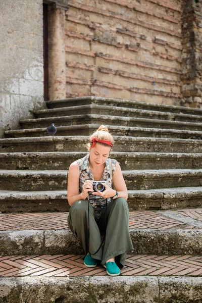 Young Female Traveler Sitting Church Steps Holding Retro Film Camera — Stock Photo, Image