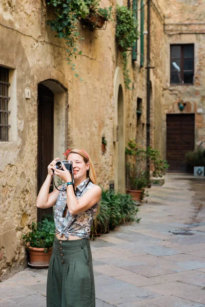Jóvenes Viajeras Tomando Fotos Una Cámara Vintage Casco Antiguo Montepulciano — Foto de Stock