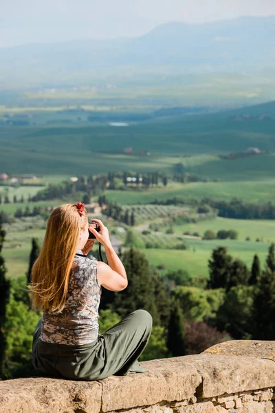 Ung Kvinnlig Resenär Tar Ett Foto Ett Vackert Landskap Toscana — Stockfoto