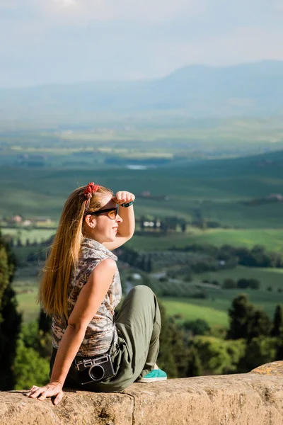 Ung Kvinna Njuter Utsikten Över Det Vackra Landskapet Toscana Italien — Stockfoto