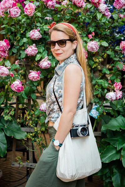 Young Female Traveler Standing Front Wall Flowers — Stock Photo, Image