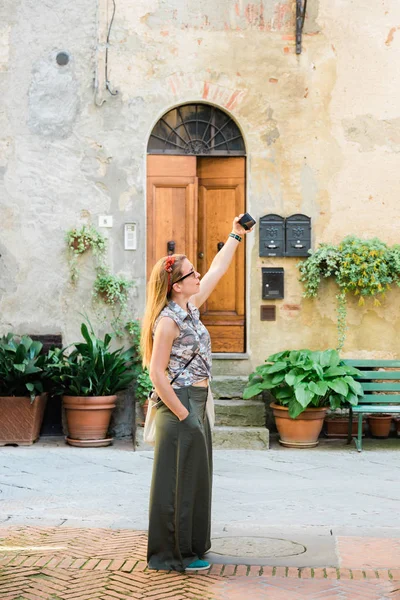 Mujer Joven Tomando Una Selfie Las Calles Casco Antiguo Toscana — Foto de Stock