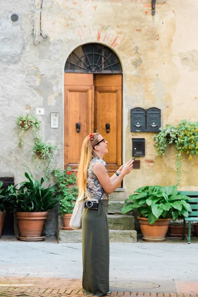 Young Female Traveler Streets Old Town Tuscany Italy — Stock Photo, Image
