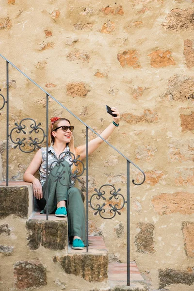 Mujer Joven Tomando Una Selfie Con Smartphone Los Escalones Casco — Foto de Stock