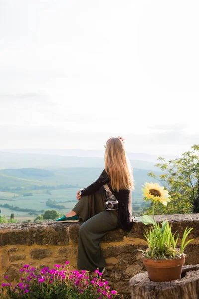 Young Woman Enjoying View Beautiful Landscape Tuscany Italy — Stock Photo, Image