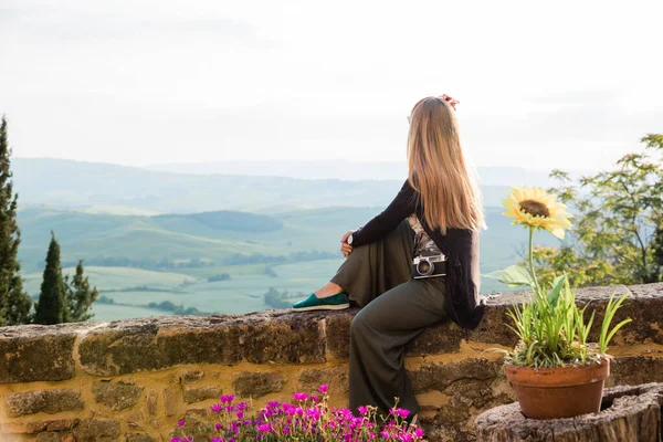 Young Woman Enjoying View Beautiful Landscape Tuscany Italy — Stock Photo, Image