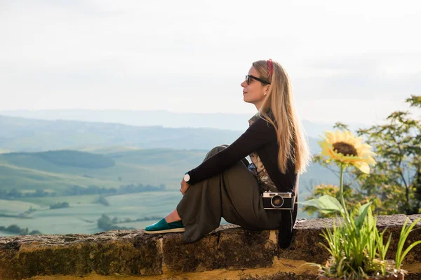 Young Woman Enjoying View Beautiful Landscape Tuscany Italy — Stock Photo, Image