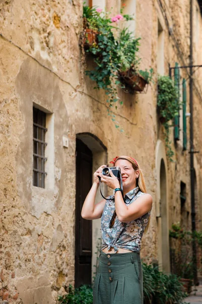 Young Female Traveler Taking Photo Vintage Camera Old Town Montepulciano — Stock Photo, Image