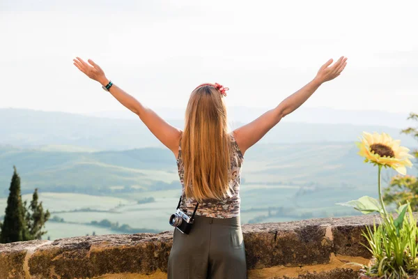 Young Woman Standing Her Arms Stretched Enjoying View Tuscany Landscape — Stock Photo, Image