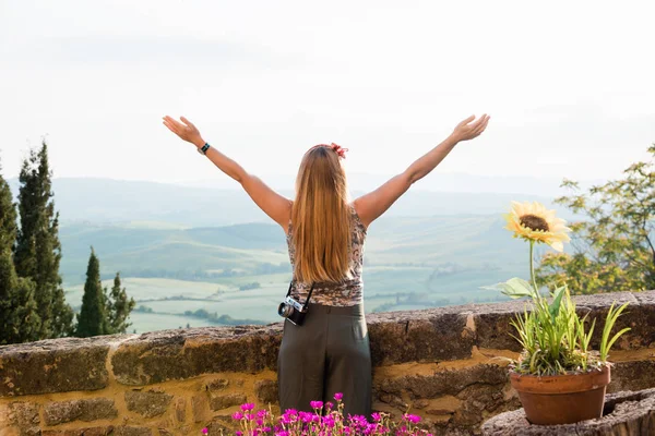 Young Woman Standing Her Arms Stretched Enjoying View Tuscany Landscape — Stock Photo, Image