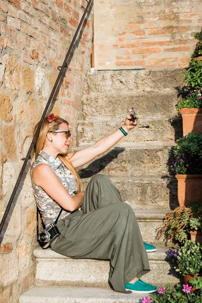 Young Woman Taking Selfie Her Smartphone Steps Old Town Tuscany — Stock Photo, Image