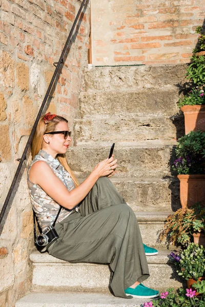 Young Woman Using Smartphone Steps Rustic House Old Town Tuscany — Stock Photo, Image