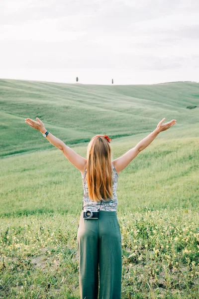 Ung Kvinnlig Resenär Njuter Utsikten Över Vackra Toscana Landskap — Stockfoto