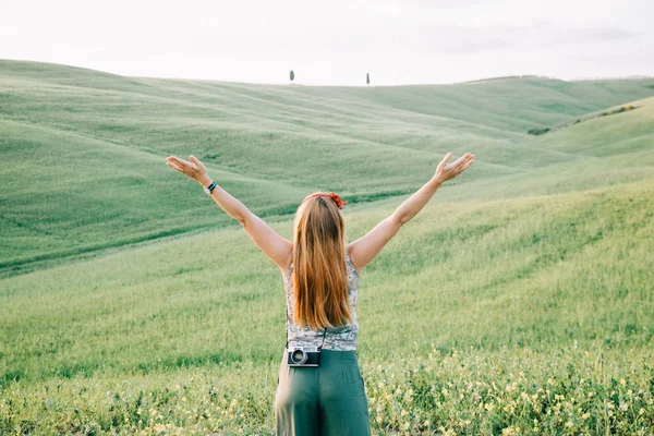 Ung Kvinnlig Resenär Njuter Utsikten Över Vackra Toscana Landskap — Stockfoto