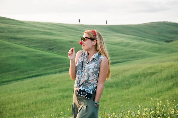 Ung Kvinnlig Resenär Luktar Blomma Ett Vackert Toscana Landskap — Stockfoto
