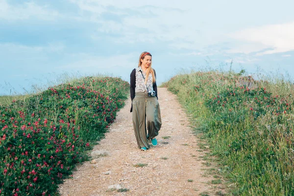 Young Female Traveler Walking Countryside Tuscany Italy — Stock Photo, Image