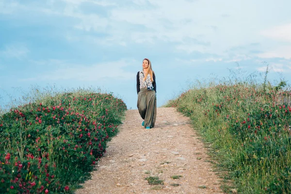 Young Female Traveler Walking Countryside Tuscany Italy — Stock Photo, Image