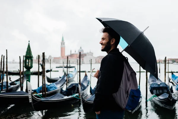 Młody Podróżnik Wenecja Włochy Stojący Nad Kanałem Deszczowy Dzień — Zdjęcie stockowe
