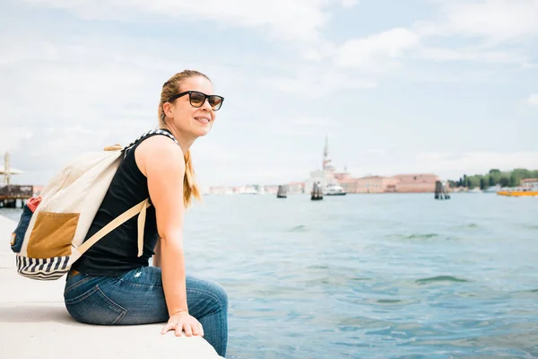 Young Female Traveler Sitting Waterfront City Venice Italy Enjoying View — Stock Photo, Image