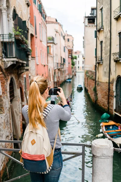 Mujer Joven Tomando Una Foto Teléfono Inteligente Canal Venecia Italia — Foto de Stock